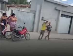 DUAS MULHERES ROUBAM IDOSO; UMA É PRESA E A OUTRA LEVA SURRA DO IRMÃO
