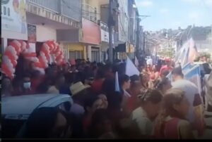 COMITÊ DE ACM NETO APARECE VAZIO, ENQUANTO ESPAÇO DE JERÔNIMO LOTA E CHAMA ATENÇÃO EM MUTUÍPE
